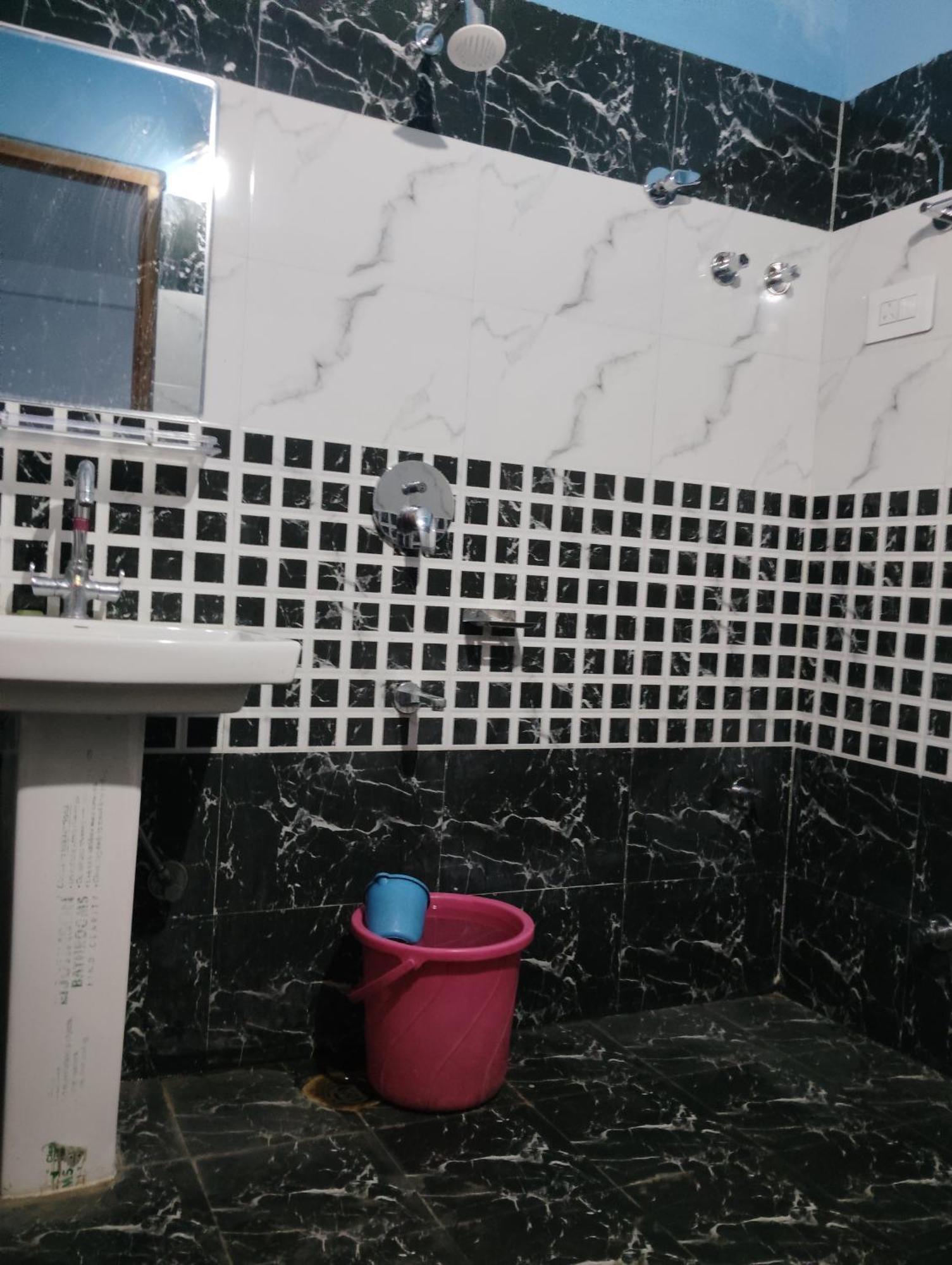 Dog N Hill Hotell Kasol Eksteriør bilde